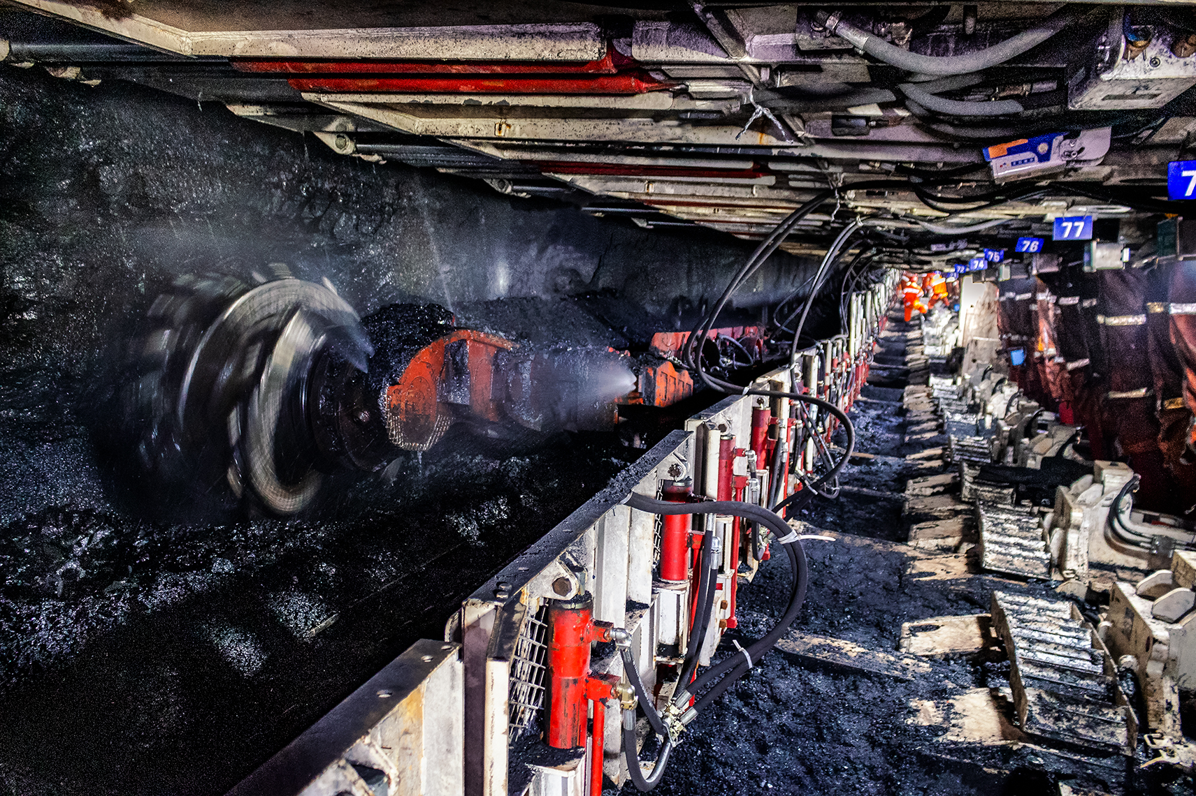 川煤集團(tuán)華榮能源公司井下智能化綜采工作面.jpg 川煤集團(tuán)華榮能源公司井下智能化綜采工作面.jpg