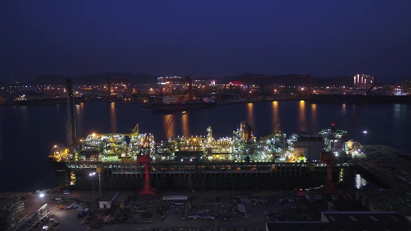 這是舾裝碼頭夜景。王成巖 攝