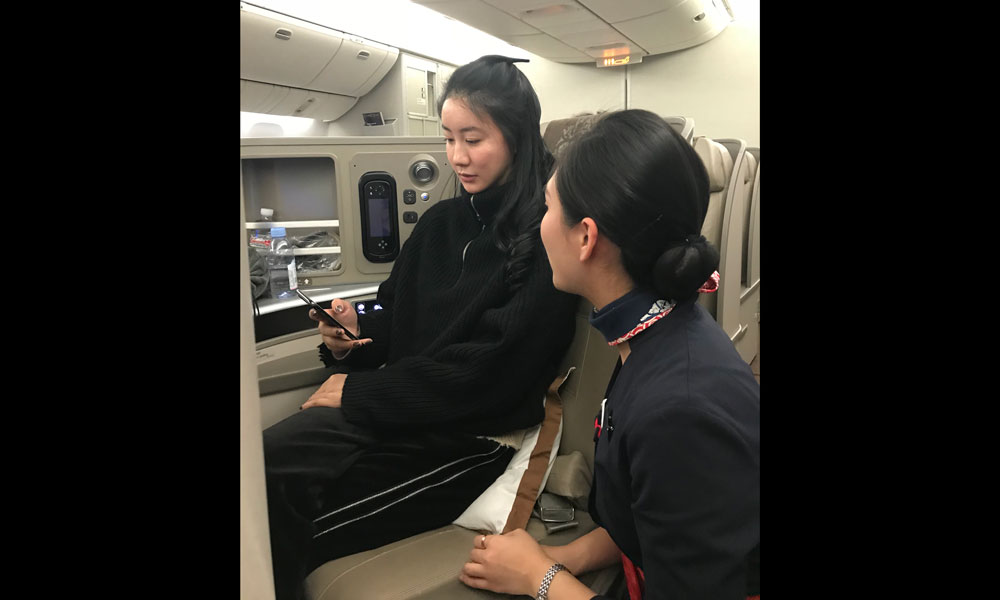 2018年1月18日0時許，MU553上海巴黎航班乘務員向旅客介紹手機使用新規。