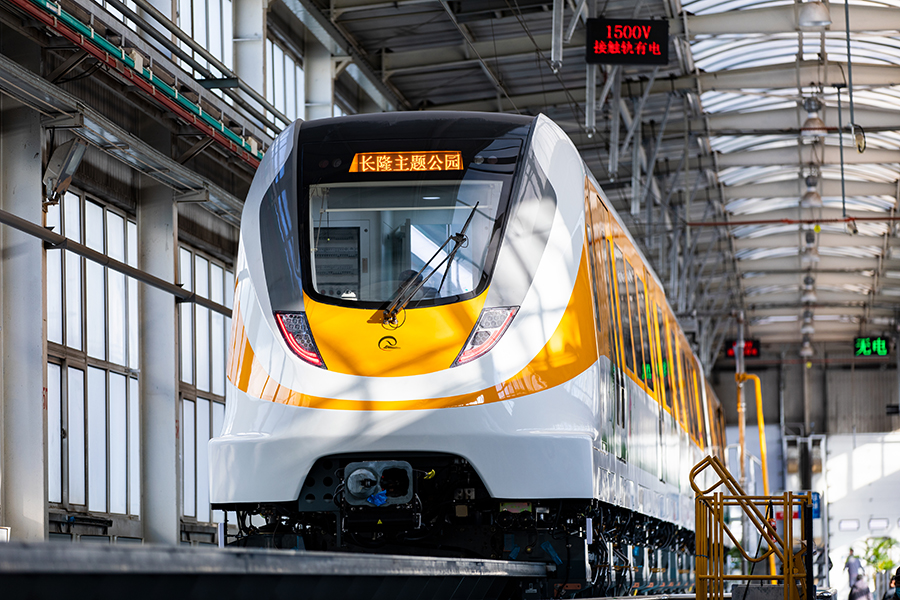 中低速磁浮列車運用受控電磁力將車輛懸浮在軌道上，并采用直線電機驅動車輛行駛，具有綠色環保（低噪音、低振動）、安全性高、轉彎半徑小、爬坡能力強等優點；同時在建設上具有成本低、周期短、占地少等綜合優勢，適合城市市區、近距離城市間和旅游景區的交通連接。圖為清遠磁浮旅游專線首列車正式下線。（楊戈 攝）