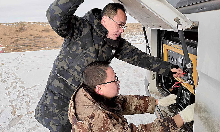 日前，兵器裝備集團所屬望江工業和清華大學聯合在冰天雪地里開展了某科研項目驗證試驗。為確保驗證試驗進度，在攝氏零下20多度的氣溫下，參與技術研發、交驗保障的人員仍堅守崗位，認真開展戶外驗證試驗。雖然天氣嚴寒，但大家卻期待氣溫能夠再低些，以取得更精確的數據。（范穎 攝）