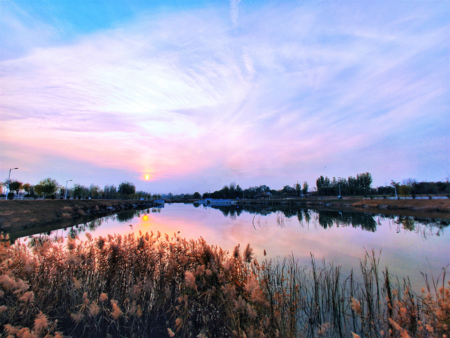 圖為平度城市秦皇河治理后的兩岸風(fēng)景。（師華鵬 攝）