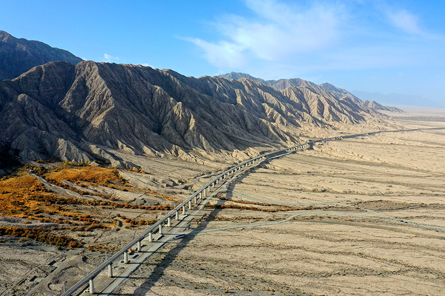 格庫鐵路是新疆鐵路網(wǎng)規(guī)劃“四縱四橫”主骨架建設(shè)的重要節(jié)點(diǎn)之一，連接青海省格爾木市和新疆維吾爾自治區(qū)庫爾勒市，為國鐵Ⅰ級客貨共線鐵路，主要經(jīng)過柴達(dá)木、塔里木兩大盆地和阿爾金山山脈。線路自青海格爾木向西經(jīng)烏圖美仁、甘森、花土溝，翻越海拔6161米的阿爾金山后，再經(jīng)新疆維吾爾自治區(qū)米蘭、若羌、尉犁，最后達(dá)到庫爾勒，正線全長1214.6公里。全線重點(diǎn)控制工程為阿爾金山特長隧道和臺特瑪湖特大橋。圖為歡喜泉特大橋。