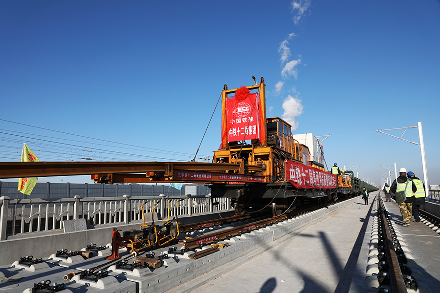 圖為長(zhǎng)軌運(yùn)輸車(chē)。（李煜 攝）