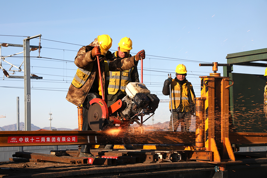 圖為鋸軌作業(yè)。（李煜 攝）