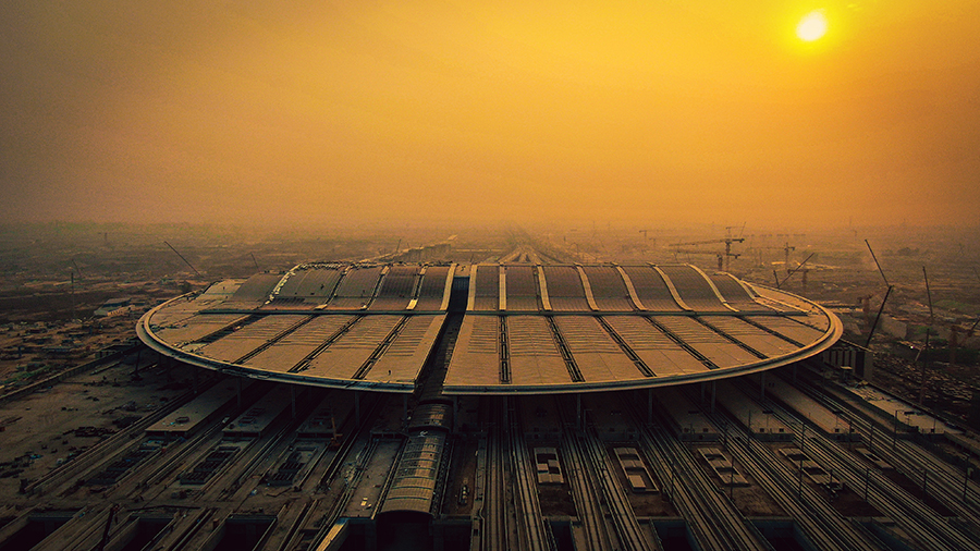 圖為夕陽(yáng)中的雄安站房。