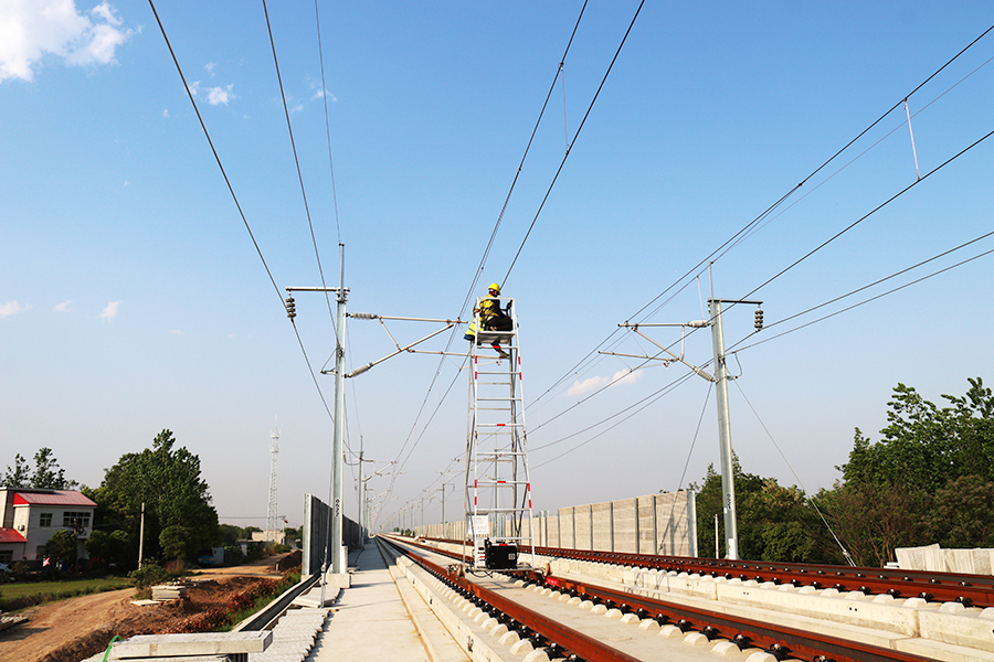 圖為接觸網自動梯車作業。（朱雅歆 攝）