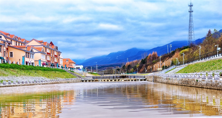 該項目建成后將為秦嶺生態(tài)保護及陜西太白打造5A級全域景區(qū)提供有力支撐。圖為治理完成后的虢川河河道及沿線景觀。（師華鵬 攝）