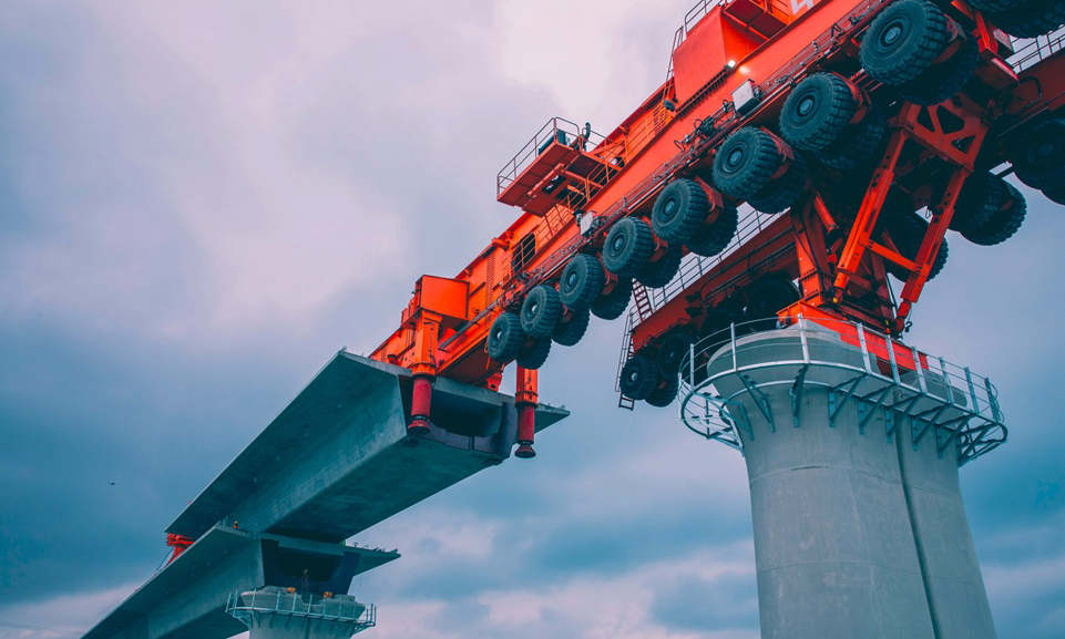 “昆侖號”千噸級運架一體機從研發、制造之日起就作為“全能型”架橋機量身打造，其智能化程度高、多用途等特點，實現了中國高鐵技術的提升再創新——該設備可以同時兼容24米、32米和40米跨度的高鐵箱梁施工作業，同時可以減少20%的架梁成本，提升25%的架梁速度。圖為“昆侖號”開始架設箱梁。