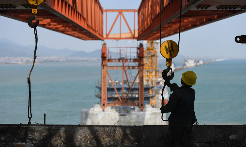 圖為11月2日，中鐵十一局工人在新建福廈鐵路湄洲灣跨海大橋建設(shè)現(xiàn)場施工。（新華社記者 宋為偉 攝）