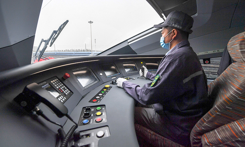 圖為10月21日，在中車(chē)長(zhǎng)春軌道客車(chē)股份有限公司，工作人員駕駛時(shí)速400公里跨國(guó)互聯(lián)互通高速動(dòng)車(chē)組進(jìn)行變軌運(yùn)行演示。（新華社記者 張楠 攝）