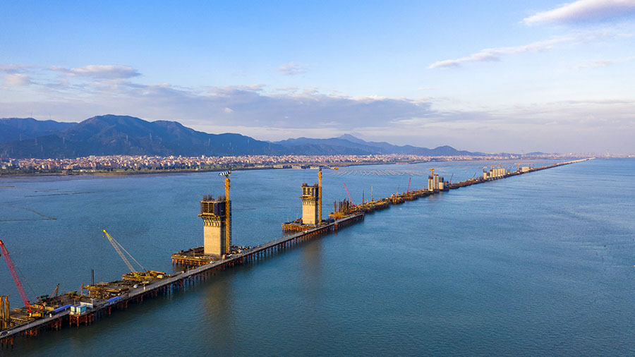 圖為湄洲灣跨海大橋建設(shè)現(xiàn)場。（金偉 攝）