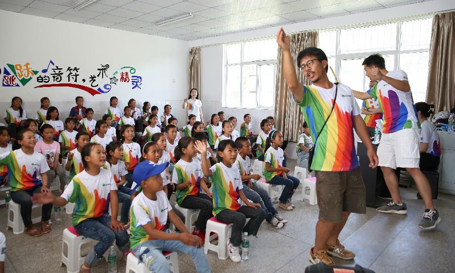 2020年7月，“中廣核”攜手松禾基金會共同成立的“白鷺彩虹涼山彝族童聲合唱團”正式開班。作為合唱團特邀音樂專家顧問，我國著名彝族音樂人莫西子詩來到四川省涼山州普格縣特爾果中心校，為59名彝族孩子帶來一堂別具特色的彝族音樂大餐。