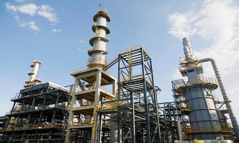 9月26日上午，伴隨著1號、2號煤基氫化油成功出油，由中國化學工程承建的新疆天雨煤化集團加氫裝置一次投料開車成功。