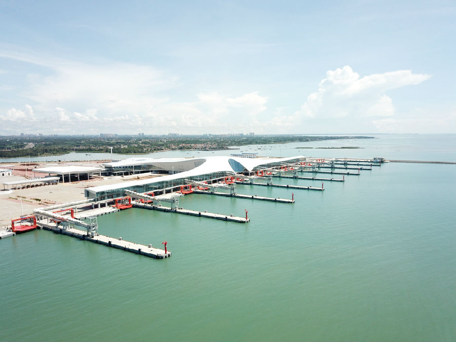 港口建設(shè)過(guò)程中，項(xiàng)目團(tuán)隊(duì)堅(jiān)持“智慧港口”建設(shè)理念，實(shí)現(xiàn)船舶停靠便捷化、旅客登船人性化、客運(yùn)轉(zhuǎn)接無(wú)縫化、車輛過(guò)檢集成化、信息管理智能化，致力打造跨瓊州海峽的車、客、貨黃金通道，建設(shè)“三位一體”的現(xiàn)代化水陸交通運(yùn)輸綜合樞紐。