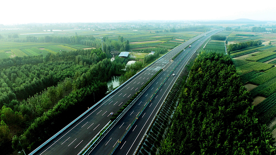 項(xiàng)目積極推廣應(yīng)用“四新”技術(shù)，在全國首次采用六排放標(biāo)準(zhǔn)的單發(fā)、無級(jí)變速干式吸塵車，在節(jié)省燃油的同時(shí)，一次性清掃達(dá)到最佳效果。瀝青面層施工中采用SP1860-3超大型抗離析攤鋪機(jī)進(jìn)行一次性全斷面攤鋪，解決了傳統(tǒng)作業(yè)方式可能產(chǎn)生的縱向接縫、平整度不均等問題，整體施工效率顯著提升，降低了施工成本。圖為通行后的京滬高速公路蘭陵段。