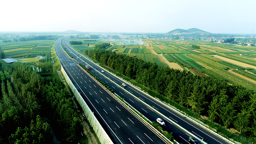 項(xiàng)目建成后，山東省繼濟(jì)青高速、濱萊高速后又有了第三條雙向八車道高速公路，將大大提高京滬高速公路的通行能力和服務(wù)水平，對(duì)更好服務(wù)沂蒙老區(qū)建設(shè)，助推新舊動(dòng)能轉(zhuǎn)換，促進(jìn)沿線地區(qū)乃至山東省中南部地區(qū)的經(jīng)濟(jì)社會(huì)發(fā)展產(chǎn)生更大的影響。圖為通行后的京滬高速公路蘭陵段。