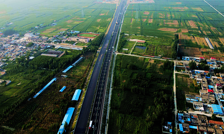 近日，由中國鐵建所屬中鐵十四局三公司承建的京滬高速公路改擴建工程蘭陵段左幅全線交工通車，山東省即將迎來第三條雙向八車道高速公路。京滬高速公路萊蕪至臨沂（魯蘇界）段改擴建工程線路全長232.19公里，采用雙向八車道高速公路技術標準改擴建，計劃2020年底建成通車。圖為左幅通車的京滬高速公路改擴建工程蘭陵段。