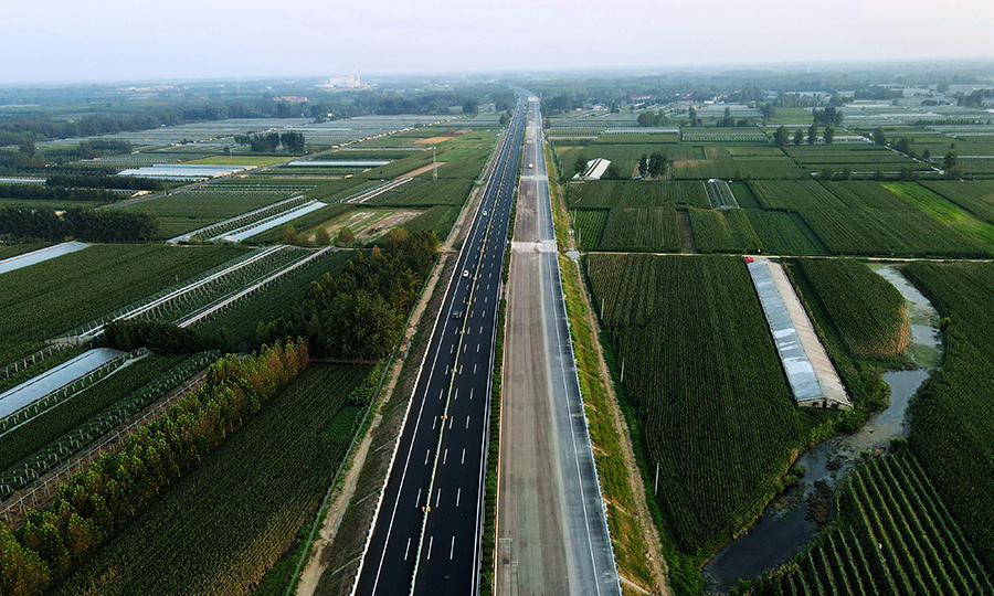 施工過程中，項目部積極引進新技術、新材料、新工藝、新設備，確保品質工程建設和智能化建造。利用BIM技術模擬施工交底，精準計算每道施工工序所需時間和資源，確保各節點目標的順利完成。圖為左幅通車的京滬高速公路改擴建工程蘭陵段。