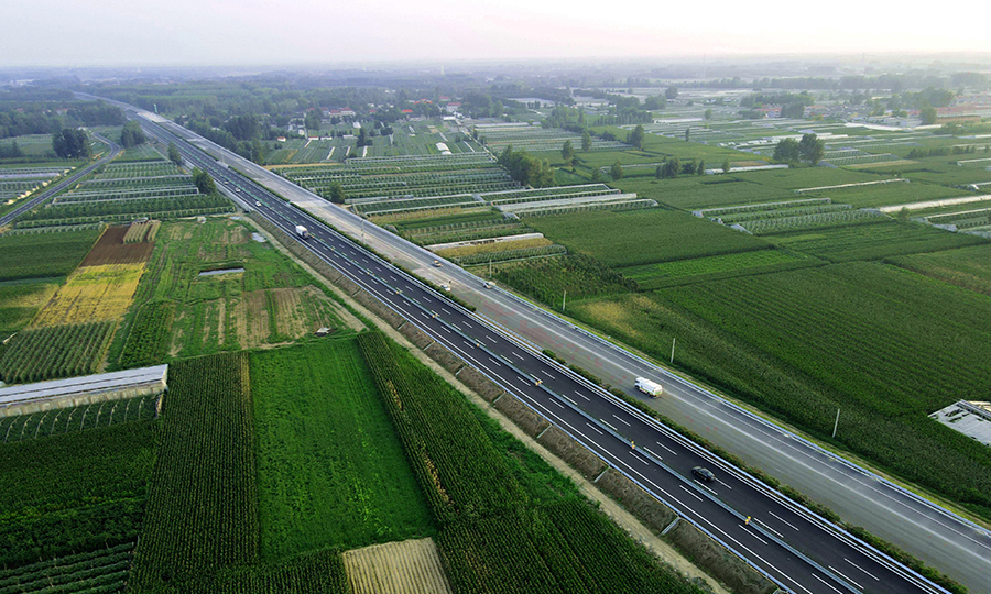 瀝青面層施工過程中，項目部采用一臺SP1860-3超大型抗離析攤鋪機進行一次性全斷面攤鋪，解決了傳統作業方式可能產生的縱向接縫、平整度不均等問題，整體施工效率顯著提升。圖為左幅通車的京滬高速公路改擴建工程蘭陵段。
