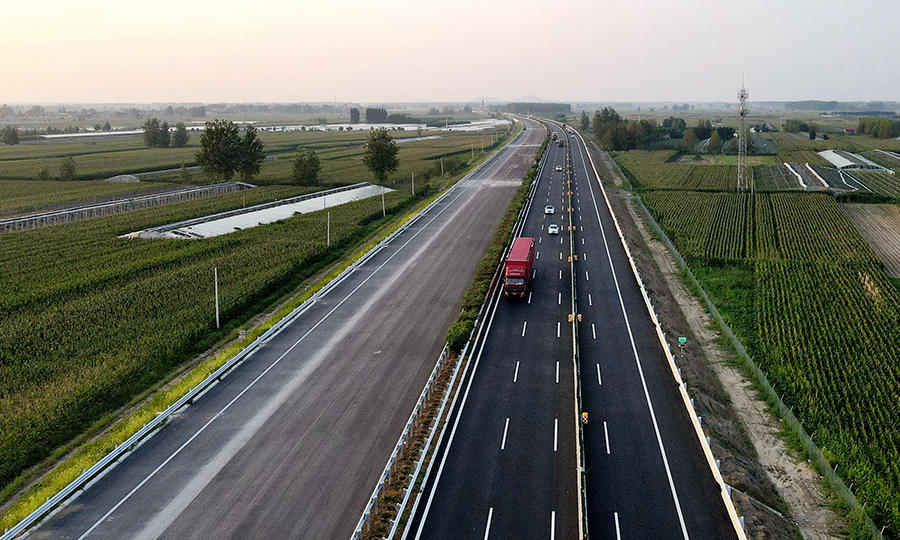 項目建成后，將大大提高京滬高速公路的通行能力和服務水平，對更好服務沂蒙老區建設，助推新舊動能轉換，促進沿線地區乃至山東省中南部地區的經濟社會發展產生更大的影響。圖為左幅通車的京滬高速公路改擴建工程蘭陵段。