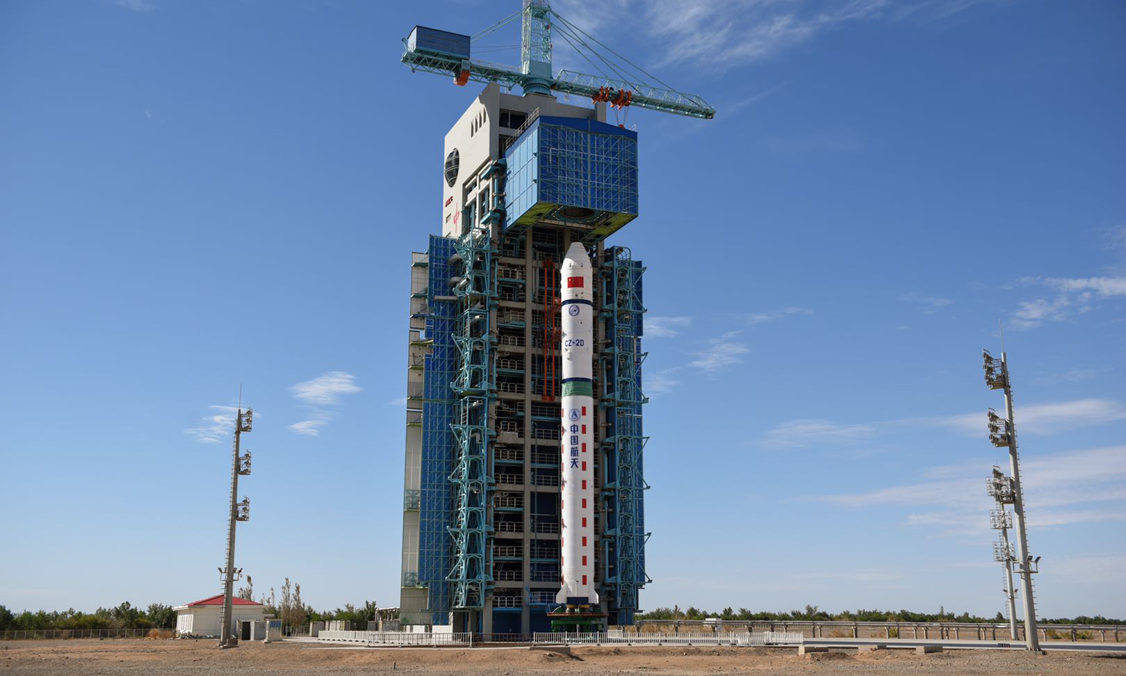 本發(fā)火箭與上次任務(wù)（8月6日）發(fā)射的長二丁火箭同時進場，并行開展射前測試工作，進一步壓縮了火箭射前的準(zhǔn)備時長。在此過程中，長二丁火箭試驗隊持續(xù)強化質(zhì)量確認制，不讓火箭帶著任何隱患上天。圖為火箭吊裝。