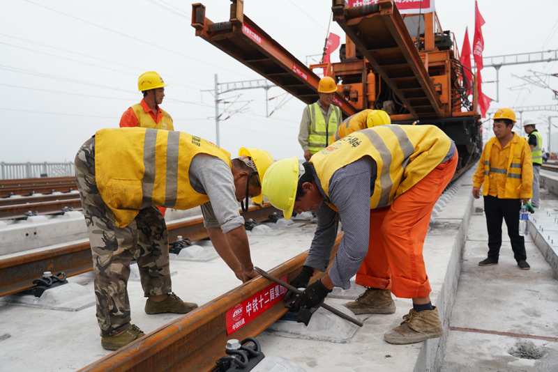 圖為8月17日，中鐵十二局工人在進行鋪軌作業(yè)。（新華社記者 牟宇 攝）