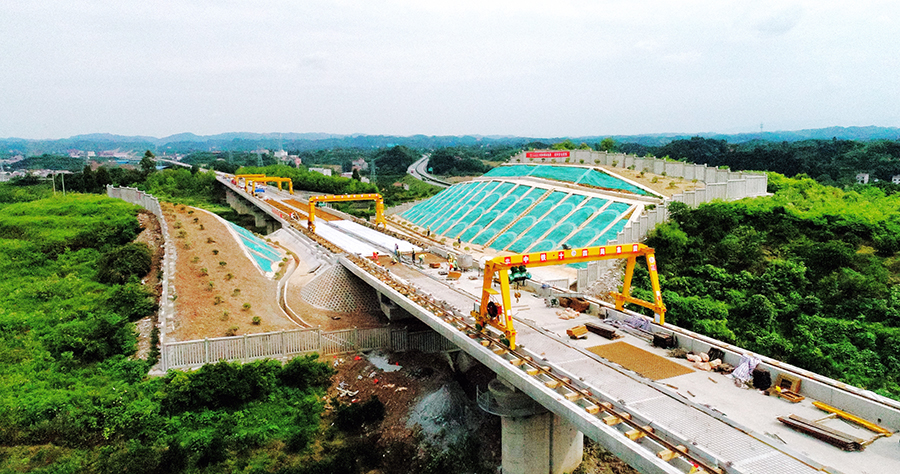 張吉懷鐵路采用無砟軌道系統(tǒng)，相比于傳統(tǒng)的有砟軌道，更能為列車高速平穩(wěn)提供安全行駛條件。施工中，技術(shù)人員對軌道板施工進行嚴(yán)格的質(zhì)量控制，每一道工序達到技術(shù)設(shè)計要求，確保工程質(zhì)量。圖為建設(shè)中的麻陽西高鐵站。