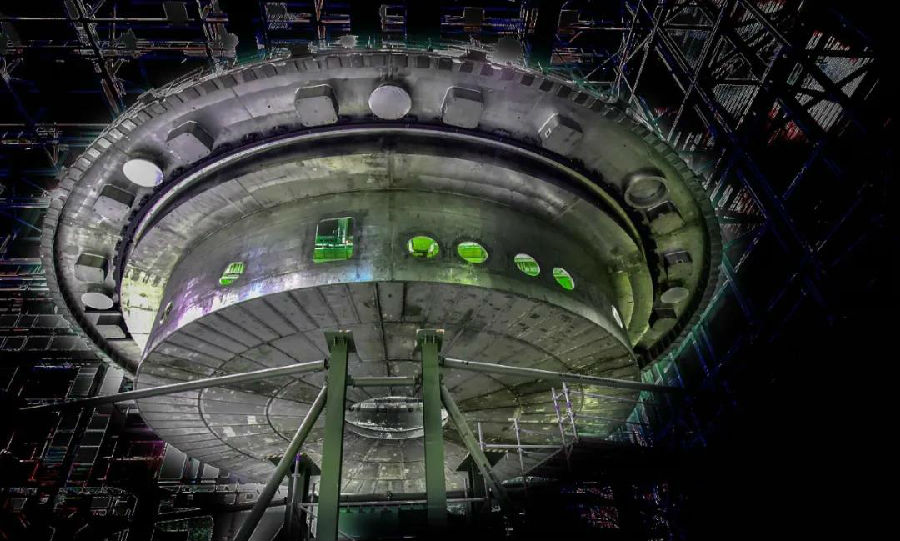 在探索核聚變的過程中，中核集團充分發(fā)揮我國核科技與核能發(fā)展主力軍的作用，堅持落實國家核能“三步走”的戰(zhàn)略部署，長期堅持核聚變能源的研發(fā)，推動我國核聚變研究取得了長足發(fā)展，有效提升了中國在國際聚變領域的地位，在人類未來能源探索的道路上貢獻了中國力量，展示了中核精神。圖為中核集團牽頭完成ITER杜瓦底座吊裝。