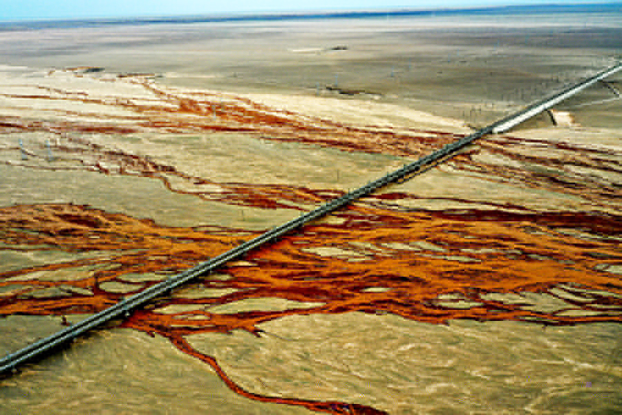 格庫鐵路起自青海省格爾木市，沿昆侖山北麓、柴達木盆地南緣西行，進入新疆境內，穿越阿爾金山，經新疆若羌縣、尉犁縣，到達庫爾勒市，全長約1213.7公里，其中，新疆境內長度為708公里。圖為格庫鐵路那林格勒大橋。