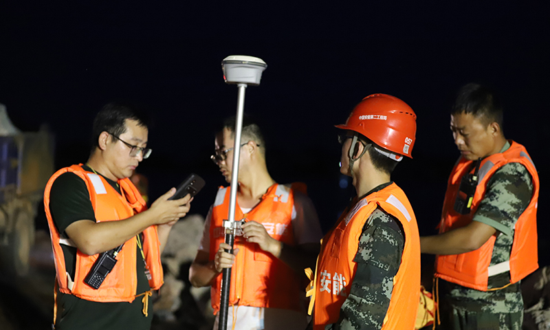 技術(shù)分隊夜間工作。