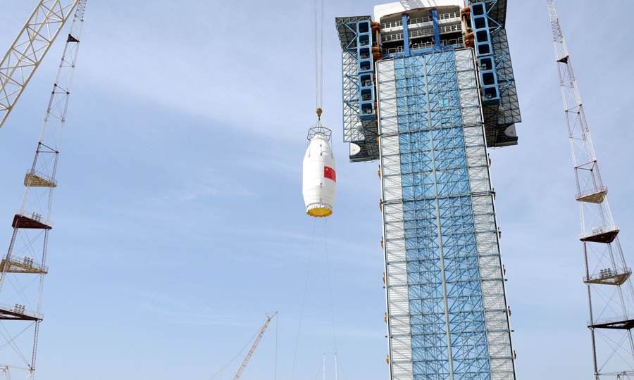 高分辨率多模綜合成像衛星是我國首顆民用分辨率達到亞米級、同時具有多種敏捷成像模式的光學遙感衛星，將主要用于獲取我國國土及周邊區域高分辨率圖像。衛星主要服務于自然資源、減災與應急、農業農村、生態環境、住建、林業和草原等行業，將打破目前國際商業遙感衛星公司對于亞米級分辨率遙感圖像市場的壟斷局面。圖為吊裝星罩組合體。（鞠明君 攝）