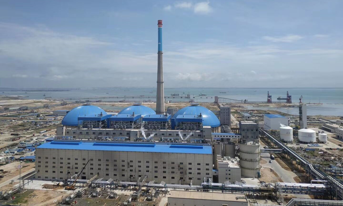 6月26日，由中國(guó)化學(xué)工程十六公司承建的廣東湛江中科煉化一體化項(xiàng)目空分壓縮機(jī)組一次試車成功。該項(xiàng)目由中石化寧波工程公司設(shè)計(jì)總承包，總投資約5億元。空分壓縮機(jī)組由德國(guó)MAN公司提供的47MW凝汽式蒸汽透平機(jī)構(gòu)成，是中科煉化項(xiàng)目現(xiàn)有最大的壓縮機(jī)組。該機(jī)組采用一拖二形式帶動(dòng)一臺(tái)2.5萬(wàn)KW空壓機(jī)和1臺(tái)1.48萬(wàn)KW增壓機(jī)，是中科煉化項(xiàng)目公共系統(tǒng)最重要的裝置，是為下游煤制氣裝置提供氧氣及為全廠管網(wǎng)提供氮?dú)庀到y(tǒng)的生產(chǎn)裝置。