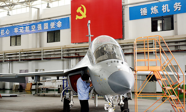 火熱六月天，正值奮進時。航空工業各單位將全國兩會精神持續貫徹落實到完成科研生產任務目標的實際行動中，以一系列高效措施激發全體干部職工奮力拼搏，確保“雙過半”目標的實現。近日，航空工業洪都洪都上下在夯實技術質量的基礎上，采取超常措施，進一步為生產交付提供強力支撐，生產交付更是創新方式方法，率先在外貿飛機工作中開展了異地遠程“云”驗收，科學解決了延誤生產進度的瓶頸問題。