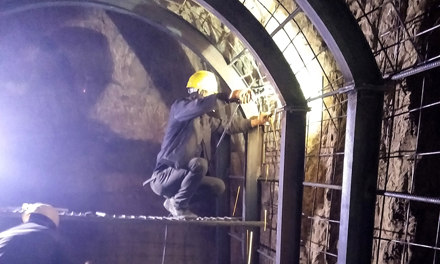 施工過程中，因工程所在位置屬青藏高原祁連山中間隆起帶，施工風(fēng)險高。為確保施工安全，項目團(tuán)隊采取短進(jìn)尺，強(qiáng)支護(hù)方案，特別是在明渠、倒虹吸及渡槽施工中，存在邊坡不穩(wěn)、基坑涌水、黃土狀渠基濕陷問題，技術(shù)人員采用“換基”措施，挖除原有濕陷性黃土地基，換填砂礫石或灰土，有效解決了地基滲水和沉陷問題。圖為現(xiàn)場工人正在施工。