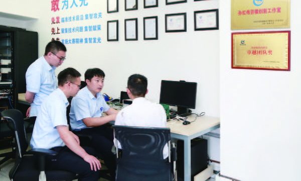 近日，航空工業上電所孫紅偉勞模創新工作室里熱火朝天、干勁十足。孫紅偉帶領團隊聚焦航空智能處理平臺發展方向，著眼新一代圖像顯控處理系統的架構設計，持續加強前沿技術研究的協同創新體系和能力建設，向創新要效益、按節點高質高效地完成項目研制任務。