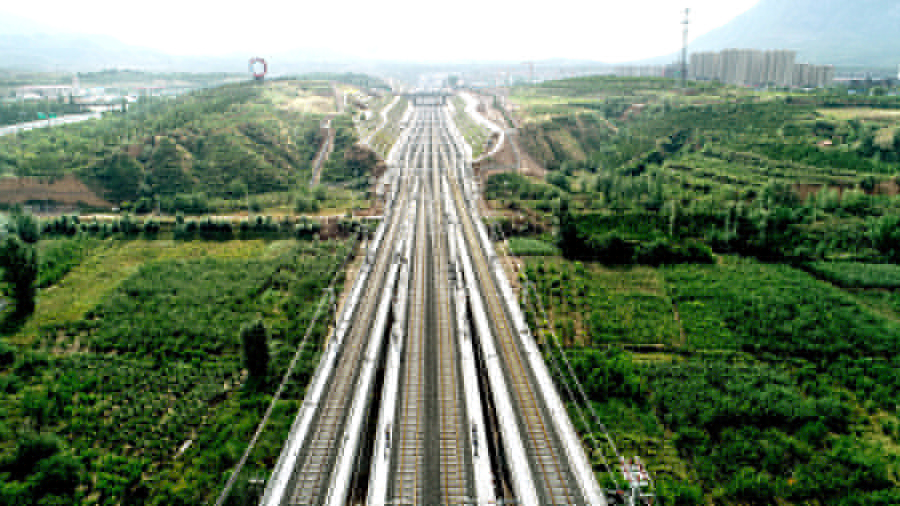 自5月中旬開始，中鐵二十局200多名參建者圍繞“抗疫情保節(jié)點(diǎn)、擔(dān)使命保精品”主題吹響了“大干60天，完成綠植補(bǔ)強(qiáng)、臨時工程整治等施工任務(wù)”的號角。圖為戴家營1號大橋完工后的臨邊綠植場景。（曲志忠 攝）