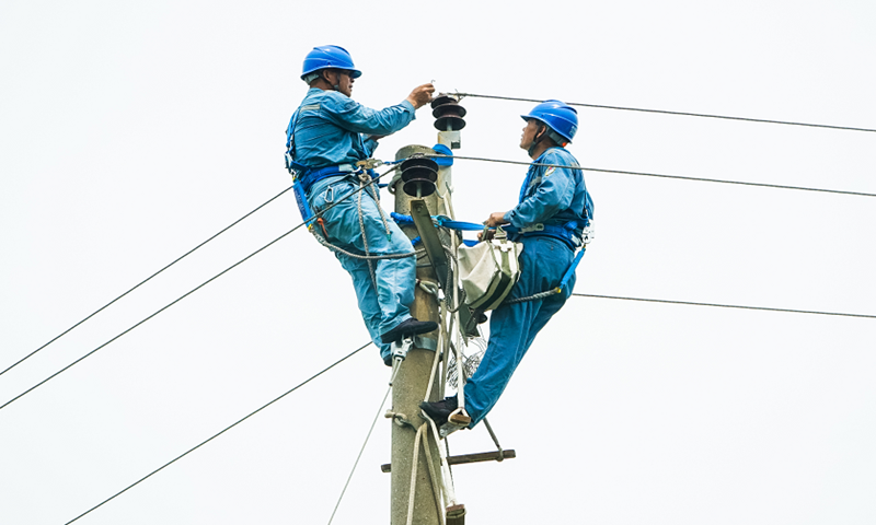 近日，受到極端天氣影響，桂山島10千伏供電設(shè)備突發(fā)故障，南方電網(wǎng)廣東珠海香洲供電局生產(chǎn)計劃黨支部迅速組織黨員趕往故障現(xiàn)場，制定搶修方案，根據(jù)現(xiàn)場情況開展修復(fù)工作。待海上風(fēng)浪減小后，珠海香洲局生產(chǎn)計劃部安排配電運維三班黨員帶頭，在做好安全防護措施后，迅速更換受損設(shè)備，順利完成搶修任務(wù)，保障了桂山島的供電安全穩(wěn)定。