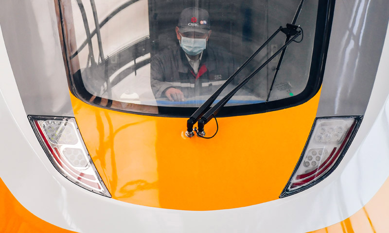 近日，中車長客股份公司研發(fā)的新型中低速磁浮列車首列車進(jìn)入整車動態(tài)調(diào)試階段，該型列車將用于廣東省首條中低速磁浮線——清遠(yuǎn)磁浮旅游專線。列車最高運(yùn)行速度達(dá)每小時(shí)120公里。圖為4月29日，中車長客股份公司職工對新型中低速磁浮列車進(jìn)行調(diào)試整備工作。（新華社記者 許暢 攝）