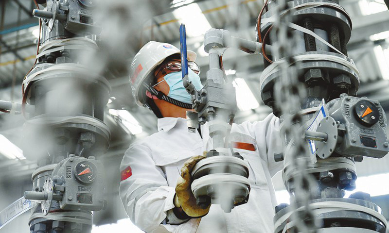 在三個車間，這樣的故事幾乎每天都在上演，不僅保障了工程進度和質量，也減少了大量的分包費用?！耙恢芮敖桓兜哪桥O備中，有2臺就是我們將已分包的協商后拿回來自己干的，至少節省分包費30萬元。”對于水下產品車間經理仲繼彬來說，每天“雙腳離地”地忙碌，在低油價大考面前是遠遠不夠的?！昂娩摫仨毷乖诘度猩?！”把挑戰當成企業轉型機遇，鼓勵黨員突擊隊在技改技革上下功夫，沒有條件創造條件，推動實現自動化、智能化生產，是該車間的“聰明招”。圖為蓬勃作業公司的井口管匯施工現場，一名負責人正在進行設備保溫前的檢查，以保證質量。