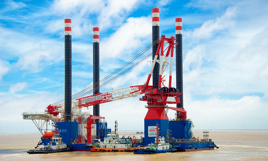 據(jù)悉，“鐵建風(fēng)電01”船將執(zhí)行安裝任務(wù)的中廣核陽江南鵬島海上風(fēng)電項目，是目前國內(nèi)單體容量最大的海上風(fēng)電項目。場址面積約83平方千米，水深在22米至31米之間。項目規(guī)劃裝機總?cè)萘繛?00MW，擬布置73臺5.5MW風(fēng)電機組，同時配套建設(shè)1座220kV海上升壓站和陸上集控中心。圖為塢內(nèi)完成搭載下水。