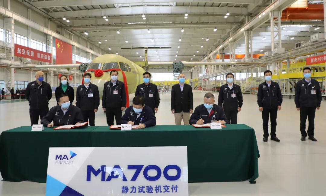 3月27日，“新舟”700靜力試驗機在西安閻良順利實現(xiàn)交付。靜力試驗機的交付是“新舟”700項目研制的重要節(jié)點之一，也是2020年以來，項目團隊執(zhí)行防疫、復產(chǎn)“雙線作戰(zhàn)”實現(xiàn)的第一個年度重要目標，此次交付為后續(xù)試驗項目的全面開展奠定了基礎。圖為航空工業(yè)西飛民機、一飛院、強度所共同簽署交接證書。
