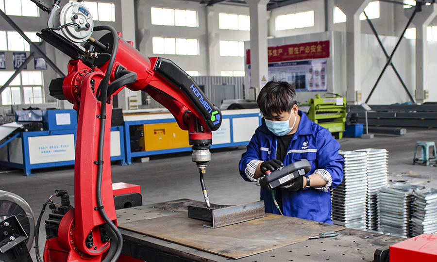 近日，隨著滿載1000多副消防水管支架的貨車從滁州汊河鎮(zhèn)出發(fā)駛向西安，標(biāo)志著中國鐵建所屬中鐵十四局南京地鐵裝配模塊自動(dòng)化生產(chǎn)研發(fā)基地自2019年年底成立以來，交付了第一張訂單。圖為工人調(diào)試焊接機(jī)器人程序。