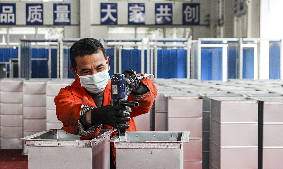 當(dāng)前，全國各地地鐵工程項(xiàng)目陸續(xù)開工，施工物料供應(yīng)緊張，特別是地鐵機(jī)電施工中使用的支架急缺。作為中國鐵建首個(gè)地鐵模塊自動(dòng)化生產(chǎn)基地，自3月初就接到多個(gè)急需地鐵安裝物資的緊急訂單。圖為地鐵成品風(fēng)管加工現(xiàn)場。