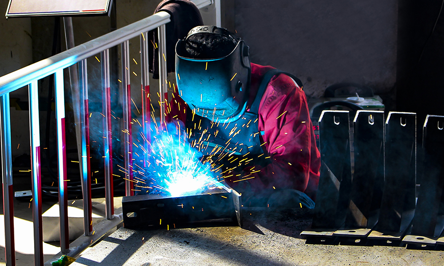 據(jù)悉，該基地占地3000余平方米，集設(shè)計(jì)生產(chǎn)于一體，通過生產(chǎn)線成批成套制作預(yù)制構(gòu)件，然后運(yùn)到地鐵站施工現(xiàn)場直接組裝，在提高施工效率的同時(shí)，避免了地鐵站現(xiàn)場火、電、噴涂等高危高污染作業(yè)，提高了地鐵機(jī)電安裝領(lǐng)域標(biāo)準(zhǔn)化水平，成為地鐵機(jī)電安裝領(lǐng)域的風(fēng)向標(biāo)。圖為工人正在進(jìn)行支架焊接。