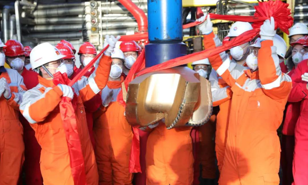 3月27日6時16分，隨著鉆頭緩緩下入轉盤，中國海油所屬渤中19-6大型凝析氣田開發項目第一口開發井正式開鉆。隨著這個千億方級大氣田首個平臺投產時間的臨近，該項目正全面按下快進鍵。圖為專業技術骨干人員齊聚海洋石油941鉆臺，舉行開鉆儀式。