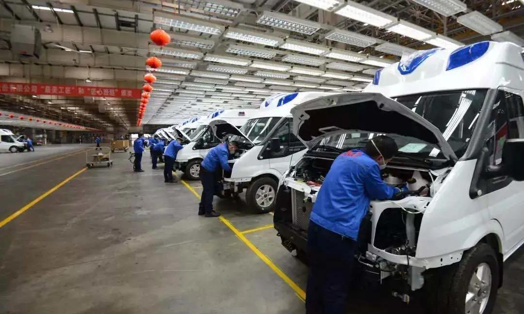 疫情防控毫不放松，復工復產統籌推進，兵器裝備集團所屬企業快馬加鞭，強舉措、抓落實，想方設法把疫情耽誤的生產時間搶回來。長安汽車開展救護車生產攻堅戰，旗下江鈴汽車救護車正式訂單2255輛，交付1400輛。凱程汽車救護車正式訂單287輛。圖為長安汽車生產車間。