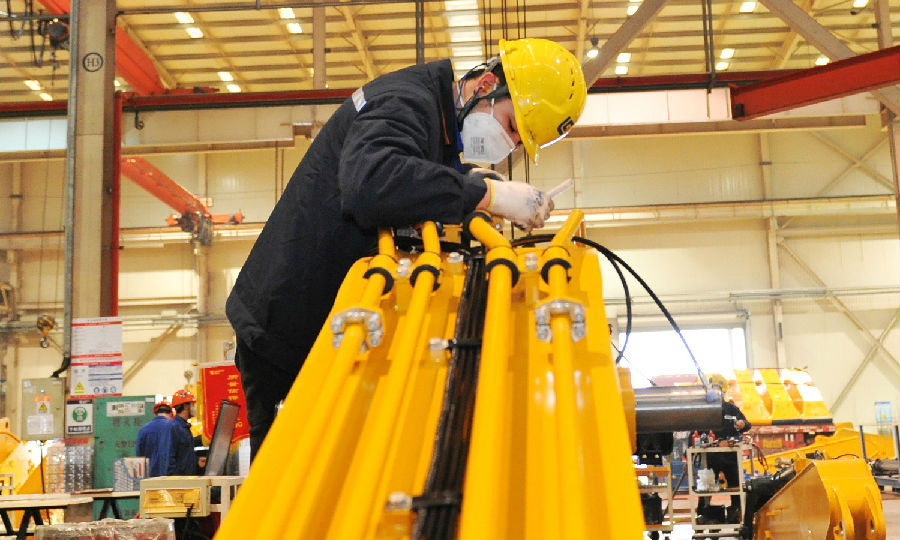 圖為近日，在廣西柳州，柳工挖掘機公司為緊急醫(yī)療設(shè)施建設(shè)、電煤采運、國家重點建設(shè)項目提供設(shè)備及服務(wù)保障。
