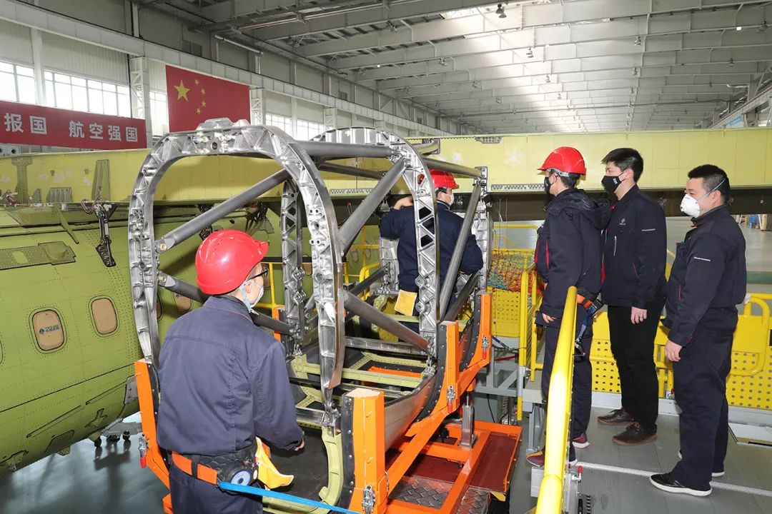 盡管疫情當(dāng)前，防護(hù)環(huán)節(jié)復(fù)雜，但總裝現(xiàn)場(chǎng)的工作人員始終保持著良好的工作情緒，穩(wěn)中求進(jìn)。既確保生產(chǎn)穩(wěn)步開(kāi)展，更關(guān)注職工身心健康和防疫工作有效性。圖為總裝工藝團(tuán)隊(duì)正在工作中。