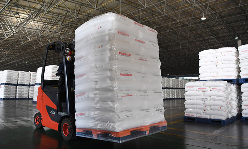 圖為2月12日，蘭州石化公司工作人員用叉車裝卸醫用聚丙烯專用料。（新華社記者 陳斌 攝）